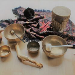 Een overzicht van mijn klankschalen en enkele andere instrumenten.